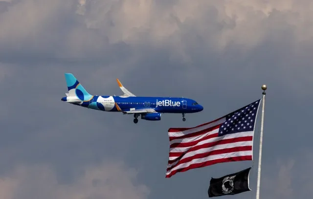 صورة أرشيفية: طائرة تجارية تابعة لشركة JetBlue Airlines تحلق فوق واشنطن أثناء اقترابها للهبوط في مطار دالاس الدولي، كما شوهدت من واشنطن، الولايات المتحدة، 5 أغسطس 2024. رويترز/ أوميت بيكتاس/صورة أرشيفية