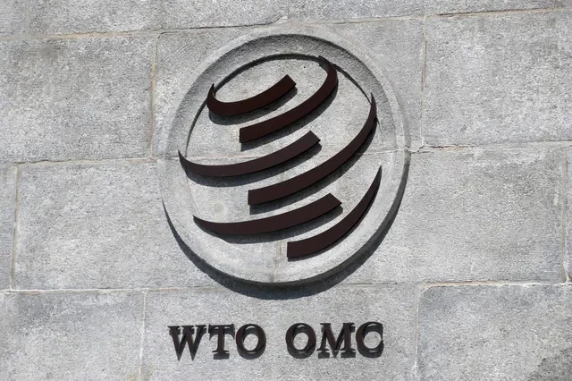شعار يظهر على المقر الرئيسي لمنظمة التجارة العالمية (WTO) في جنيف، سويسرا، 2 يونيو 2020. REUTERS/Denis Balibouse