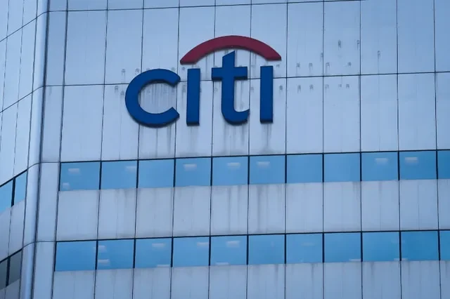 Logo của Citibank trên mặt tiền văn phòng tại trung tâm thành phố Toronto, bang Ontario, Canada, ngày 8 tháng 9 năm 2026. REUTERS/Arlyn McAdorey