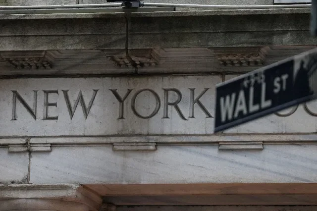 FOTO DE ARQUIVO: Vista da entrada de Wall Street da Bolsa de Valores de Nova York (NYSE) na cidade de Nova York, EUA, em 7 de abril de 2025. REUTERS/Kylie Cooper//File Photo