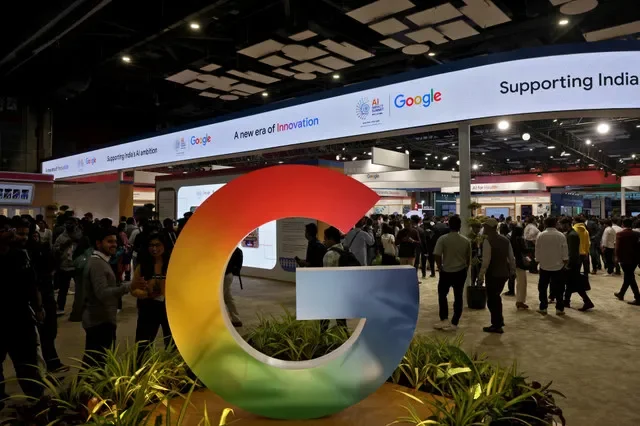 ẢNH TƯ LIỆU: Khách tham quan đi ngang qua biểu tượng của Google tại Bharat Mandapam, một trong những địa điểm tổ chức Hội nghị thượng đỉnh tác động AI, ở New Delhi, Ấn Độ, ngày 17 tháng 2 năm 2026. REUTERS/Bhawika Chhabra/Ảnh tư liệu