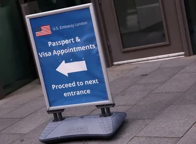 Juez de EE. UU. bloquea límites a la duración de visas
