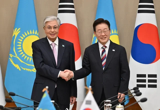 ประธานาธิบดี คัสซิม-โจมาร์ต โตคาเยฟ แห่งคาซัคสถาน จับมือกับ ประธานาธิบดี อี แจ-มยอง แห่งเกาหลีใต้ ระหว่างการประชุม ณ ทำเนียบประธานาธิบดีช็องวาแด ในกรุงโซล ประเทศเกาหลีใต้ เมื่อวันที่ 15 กันยายน 2026 นอกรอบการประชุมสุดยอดเกาหลีใต้-เอเชียกลาง ครั้งที่ 1 ประจำปี 2026 จอง ยอน-แจ/พูล ผ่าน REUTERS