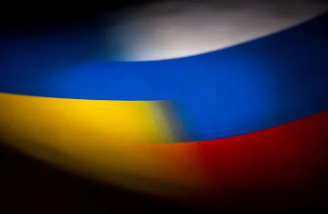عَلَما روسيا وأوكرانيا مطبوعان على ورق في هذا الرسم التوضيحي الملتقط في 27 يناير 2022. رويترز/دادو روفيتش/رسم توضيحي