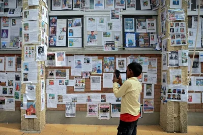 Famílias buscam desaparecidos após inundação