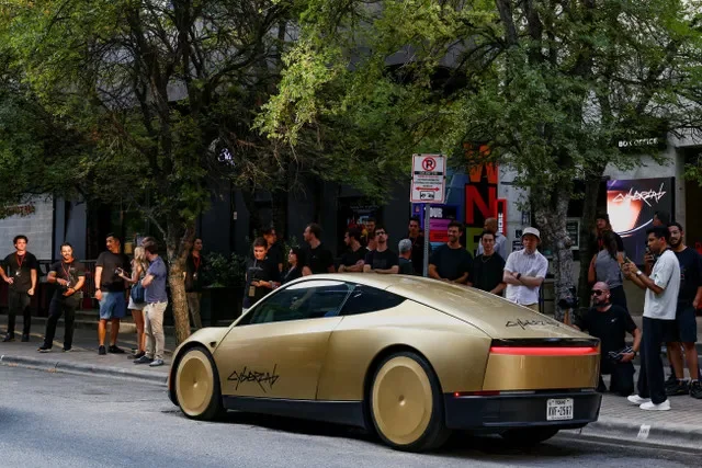 ผู้คนเฝ้ามองขณะที่รถ Tesla Cybercab สีทองเดินทางมาถึงงานกิจกรรมในย่านใจกลางเมืองออสติน รัฐเท็กซัส สหรัฐฯ เมื่อวันที่ 3 กันยายน 2026 รอยเตอร์/Kaylee Greenlee