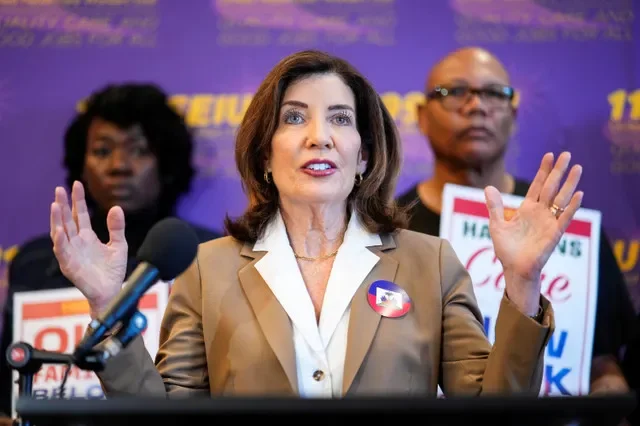 ẢNH TƯ LIỆU: Thống đốc bang New York Kathy Hochul phát biểu trước báo giới trong một cuộc tuần hành cùng những người ủng hộ người nhập cư tại thành phố New York, Hoa Kỳ, ngày 25 tháng 6 năm 2026.