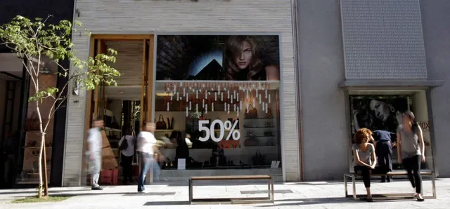 Consumers walk along Oscar Freire street, Sao Paulo's version of Rodeo Drive in Beverly Hills, in Sao Paulo July 22, 2008. REUTERS/Paulo Whitaker