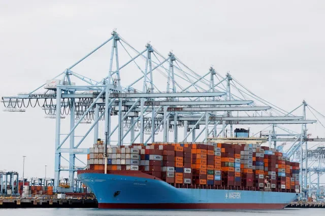 صورة أرشيفية: حاويات شحن على متن سفينة تابعة لشركة Maersk راسية في ميناء لوس أنجلوس في لونغ بيتش، كاليفورنيا، الولايات المتحدة، 10 مارس 2026. REUTERS/كارولين بريهمان/صورة أرشيفية
