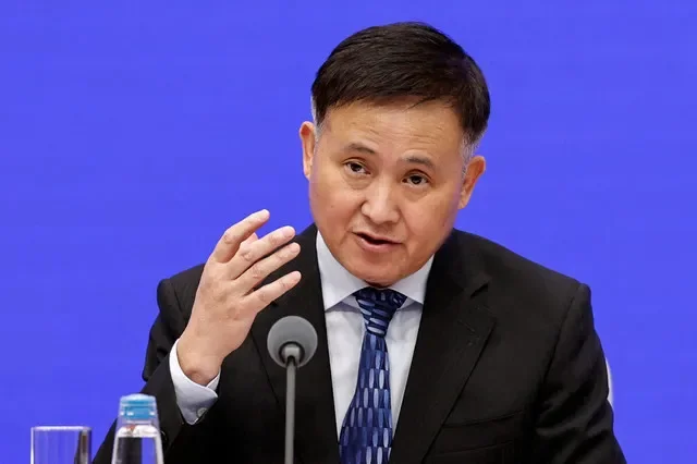 FOTO DE ARQUIVO: O presidente do Banco Popular da China, Pan Gongsheng, discursa em conferência de imprensa em Pequim, China, em 24 de setembro de 2024. REUTERS/Tingshu Wang/Foto de arquivo