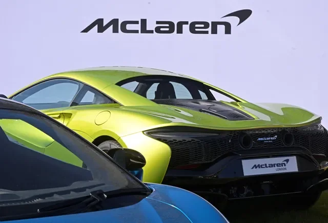 FOTO DE ARCHIVO: Vehículos deportivos McLaren se exhiben en Salon Privé, un evento automotriz de tres días que presenta vehículos deportivos y de lujo tanto nuevos como clásicos, en el Real Hospital de Chelsea en Londres, Reino Unido, el 20 de abril de 2023. REUTERS/Toby Melville/Foto de archivo