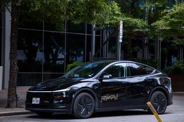 سيارة Tesla Robotaxi سوداء متوقفة خارج فندق قبل فعالية في أوستن، تكساس، الولايات المتحدة في 3 سبتمبر 2026. رويترز/كايلي غرينلي
