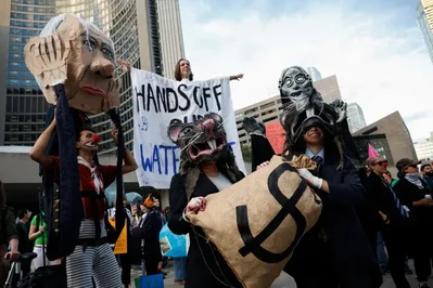 Activistas protestan contra la cumbre de inversión de Carney en Toronto