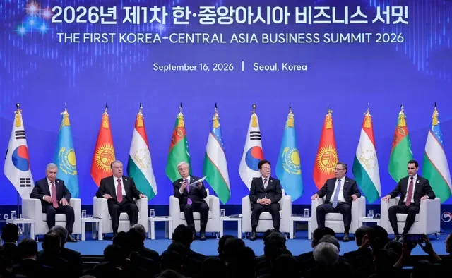 El presidente de Corea del Sur, Lee Jae-myung, y los líderes de los países de Asia Central asisten a la cumbre empresarial Corea del Sur-Asia Central 2026 en Seúl, Corea del Sur, el 16 de septiembre de 2026. Yonhap vía REUTERS