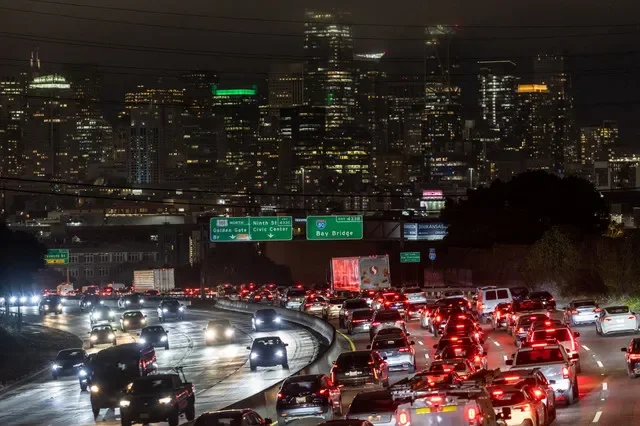 FOTO DE ARCHIVO: Tráfico vehicular durante la hora punta en el centro de San Francisco, California, Estados Unidos, el 29 de julio de 2025.