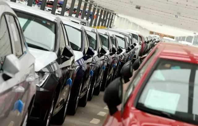 FOTO DE ARQUIVO: Carros prontos são armazenados na fábrica da SEAT em Martorell, perto de Barcelona, Espanha, em 24 de março de 2017. REUTERS/ Albert Gea/ Foto de arquivo