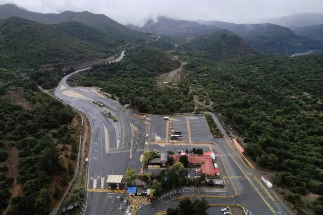 صورة أرشيفية: لقطة بطائرة مسيرة تظهر مدخل مجمع تعدين النحاس إل تينينتي التابع لشركة كوديلكو في مايتينيس، تشيلي، 1 أغسطس 2025. رويترز/بابلو سانهويزا/صورة أرشيفية