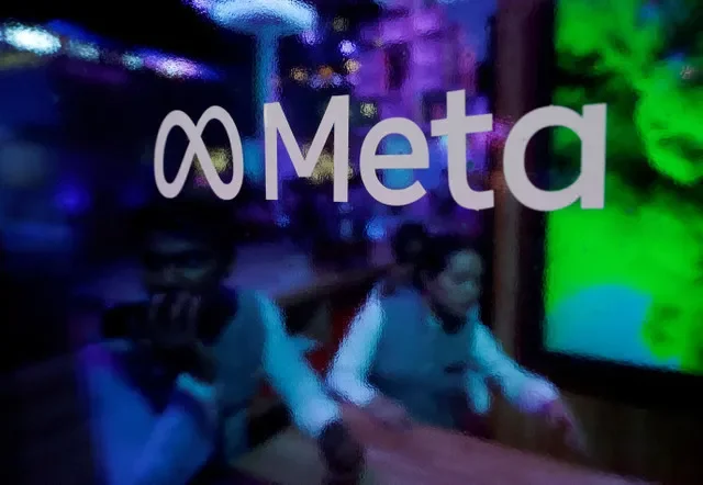 ภาพแฟ้ม: ผู้คนเดินอยู่ด้านหลังโลโก้ Meta Platforms ระหว่างการประชุมในมุมไบ ประเทศอินเดีย เมื่อวันที่ 20 กันยายน 2023 REUTERS/ฟรานซิส มาสคาเรนฮาส/ภาพแฟ้ม