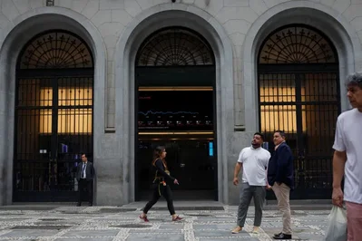 Las monedas latinoamericanas caen mientras las acciones suben