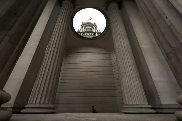 Una persona camina por un pasillo en el Banco de Inglaterra en Londres, Gran Bretaña, el 16 de septiembre de 2026. REUTERS/Corey Rudy