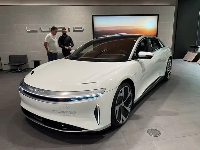 FILE PHOTO: A Lucid Air electric vehicle is displayed at a shopping mall in Scottsdale, Arizona, U.S., September 27, 2021. REUTERS/Hyunjoo Jin/File Photo
