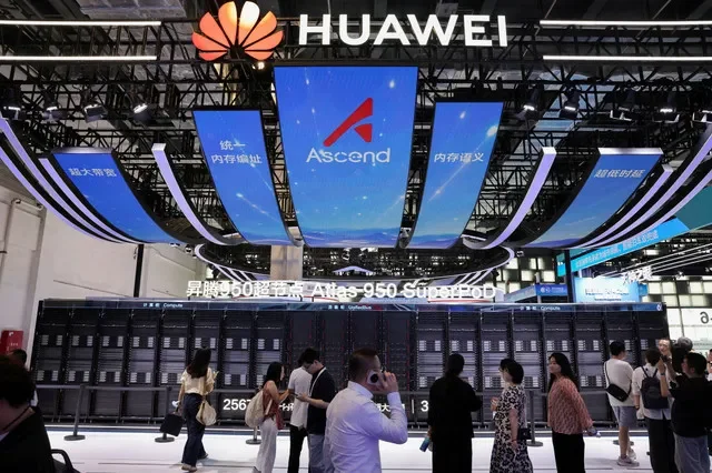 FOTO DE ARCHIVO: Personas caminan frente al stand de Huawei donde se exhibe el sistema Atlas 950 SuperPoD durante la Conferencia Mundial de Inteligencia Artificial (WAIC) en Shanghái, China, el 17 de julio de 2026. REUTERS/Go Nakamura/File Photo