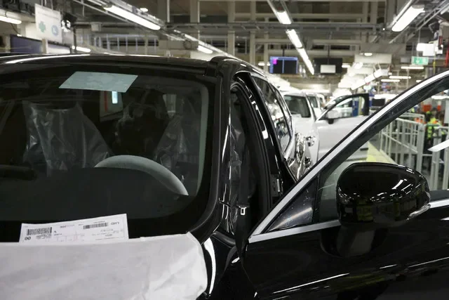 السيارة الرائدة القادمة من Volvo Cars، السيارة الرياضية متعددة الاستخدامات الكهربائية متوسطة الحجم Volvo EX60، تخرج من خط التجميع في غوتنبرغ، السويد، 22 أبريل 2026. REUTERS/Marie Mannes