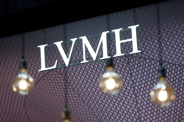 O logotipo da LVMH é visto durante a conferência Viva Technology dedicada à inovação e startups no centro de exposições Porte de Versailles em Paris, França, em 12 de junho de 2025. REUTERS/Benoit Tessier