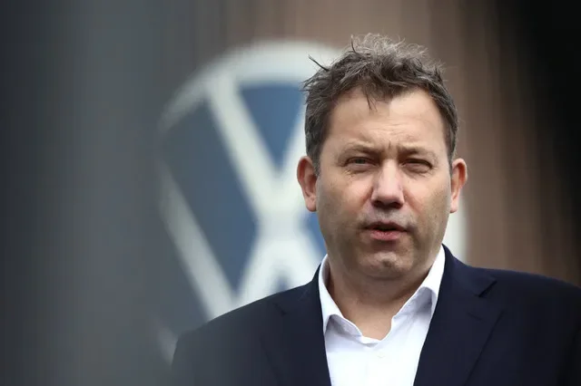 El vicecanciller y ministro de Finanzas alemán, Lars Klingbeil, habla con la prensa tras reunirse con representantes de los trabajadores de Volkswagen en la planta principal de la automotriz en Wolfsburgo, Alemania, el 17 de septiembre de 2026. REUTERS/Liesa Johannssen