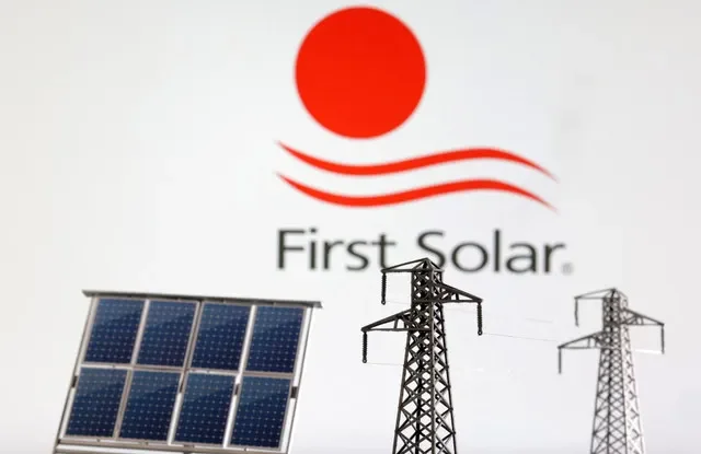 ภาพจำลองแผงโซลาร์เซลล์และเสาไฟฟ้าขนาดเล็กหน้าโลโก้ First Solar ในภาพประกอบเมื่อวันที่ 17 มกราคม 2023 REUTERS/ดาโด รูวิช/ภาพประกอบ