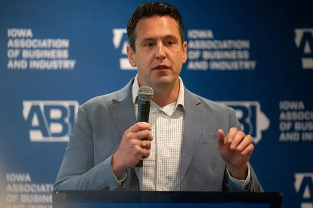 El candidato republicano a gobernador de Iowa, Zach Lahn, habla en un evento de la Asociación de Negocios e Industria de Iowa en el Glen Oaks Country Club el 24 de agosto de 2026, en West Des Moines.