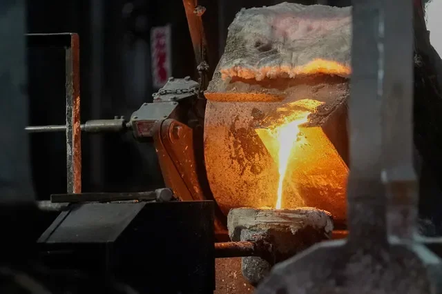 صورة أرشيفية: سكب المعدن المنصهر في أنودات الكربون في Century Aluminum Company في هاوسفيل، كنتاكي، الولايات المتحدة، 14 مايو 2019. التُقطت الصورة في 14 مايو 2019. REUTERS/برايان وولستون/صورة أرشيفية