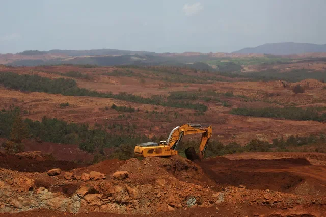 A excavator is seen in an area used by the nickel plant Pedro Soto Alba in the eastern city of Moa, Cuba, June 10, 2016. REUTERS/Alexandre Meneghini