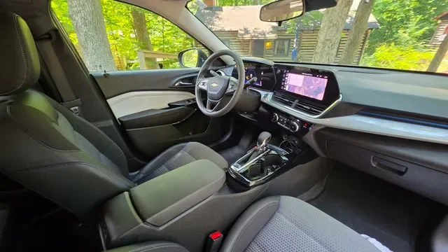 O Chevrolet Trax 2026 apresenta um interior moderno com telas digitais, transmissão automática e trem de força ágil por menos de US$ 25 mil.