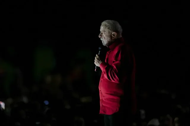 El presidente brasileño Luiz Inácio Lula da Silva, candidato a la reelección por el Partido de los Trabajadores (PT), habla en un mitin de campaña en Brasilia, Brasil, el 16 de septiembre de 2026. REUTERS/Adriano Machado