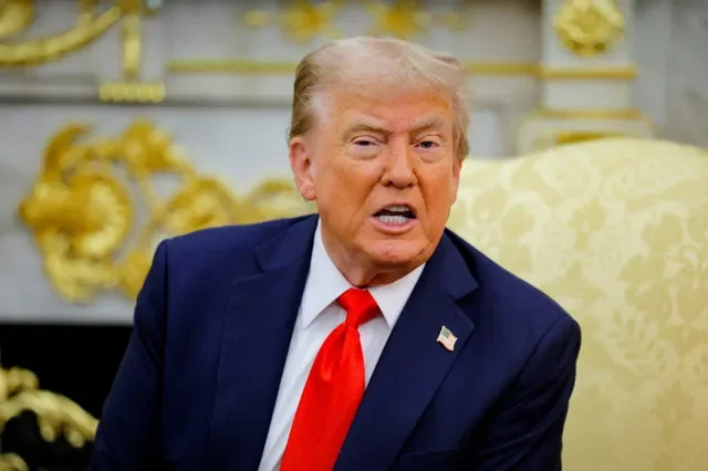 FOTO DE ARQUIVO: O presidente dos EUA, Donald Trump, reage enquanto ele e o presidente da Polônia, Karol Nawrocki (não na foto), se reúnem no Salão Oval da Casa Branca em Washington, D.C., EUA, em 3 de setembro de 2025. REUTERS/Brian Snyder/ Foto de arquivo