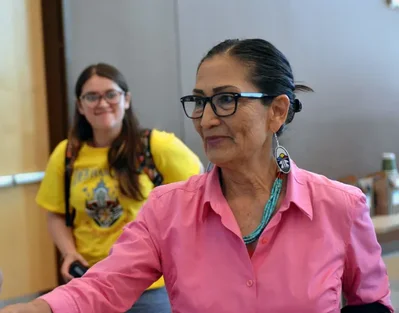 Haaland propone una moratoria a centros de datos en Nuevo México