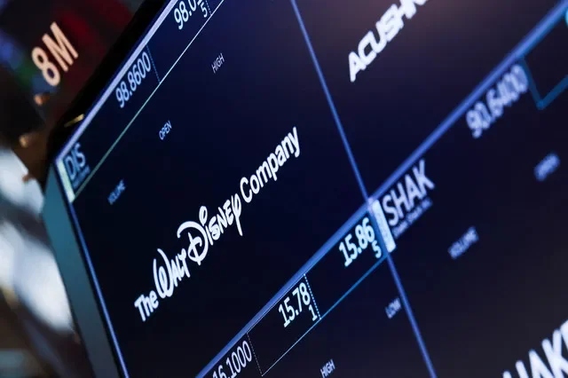 Una pantalla muestra el logotipo y el símbolo bursátil de The Walt Disney Company en el parqué de la Bolsa de Nueva York (NYSE) en Nueva York, EE. UU., el 21 de marzo de 2025. REUTERS/Jeenah Moon