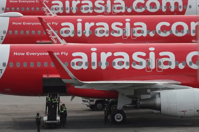 FILE PHOTO: Ground crew work on an AirAsia plane at Kuala Lumpur International Airport Terminal 2 (KLIA2), in Sepang, Malaysia, January 21, 2026. REUTERS/Hasnoor Hussain/File Photo