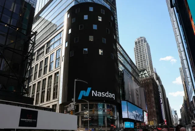 شعار Nasdaq معروض على شاشة في موقع Nasdaq MarketSite في تايمز سكوير بمدينة نيويورك، الولايات المتحدة، 17 أبريل 2026. REUTERS/بريندان ماكديرميد