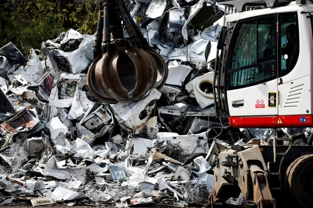 FOTO DE ARQUIVO: Um guindaste com garra suspende máquinas de lavar descartadas na fábrica de reciclagem da Derichebourg Environnement em Gennevilliers, perto de Paris, França, em 20 de março de 2024. REUTERS/Benoit Tessier/Foto de Arquivo