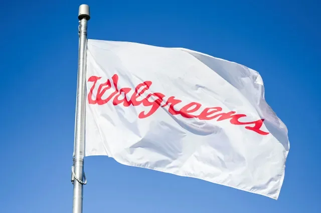 علم خارج المقر الرئيسي لسلسلة صيدليات Walgreens خلال إضراب الصيادلة الذي استمر ثلاثة أيام في ديرفيلد، إلينوي، الولايات المتحدة. 1 نوفمبر 2023. REUTERS/فنسنت ألبان