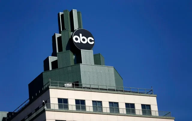 صورة أرشيفية: شعار ABC يظهر أعلى مبنى في بربانك، كاليفورنيا، في 5 فبراير 2014. رويترز/Mario Anzuoni/صورة أرشيفية