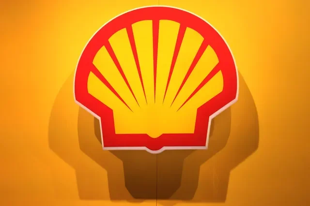 El logotipo de la compañía multinacional británica de petróleo y gas Shell se exhibe durante la feria comercial de energía LNG 2023 en Vancouver, Columbia Británica, Canadá, el 12 de julio de 2023. REUTERS/Chris Helgren