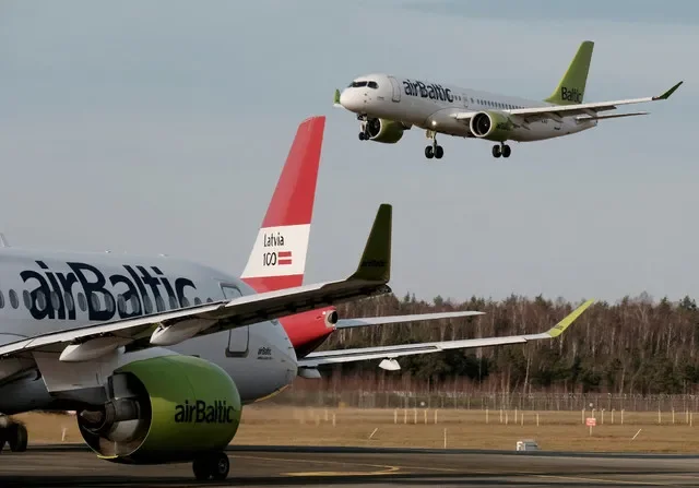 ภาพแฟ้ม: เครื่องบินแอร์บัส A220-300 ทะเบียน YL-AAQ ของสายการบิน airBaltic ขณะลงจอดที่ท่าอากาศยานนานาชาติรีกา ในเมืองรีกา ประเทศลัตเวีย เมื่อวันที่ 17 มกราคม 2020 REUTERS/อินต์ส คาลนินส์/ภาพแฟ้ม