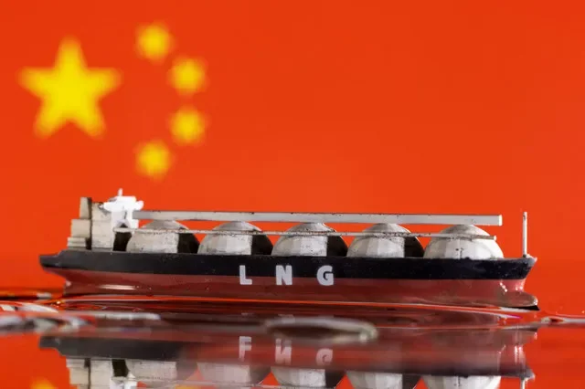 ẢNH TƯ LIỆU: Mô hình tàu chở LNG trước quốc kỳ Trung Quốc trong hình minh họa chụp ngày 19 tháng 5 năm 2022. REUTERS/Dado Ruvic/Illustration/File Photo