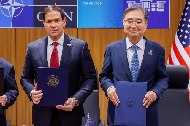 FOTO DE ARQUIVO: O secretário de Estado dos EUA, Marco Rubio, posa para foto com o ministro das Relações Exteriores do Japão, Toshimitsu Motegi, e o ministro das Relações Exteriores da Coreia do Sul, Cho Hyun, durante reunião trilateral à margem da cúpula de líderes da OTAN, em Ancara, Turquia, em 7 de julho de 2026.