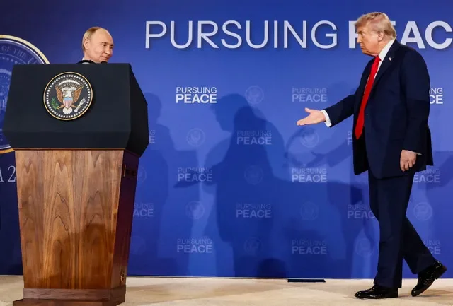 FOTO DE ARCHIVO: El presidente de EE. UU., Donald Trump, camina hacia el presidente ruso, Vladímir Putin, durante una conferencia de prensa tras su reunión para negociar el fin de la guerra en Ucrania, en la Base Conjunta Elmendorf-Richardson, en Anchorage, Alaska, EE. UU., el 15 de agosto de 2025. REUTERS/Kevin Lamarque/ Foto de archivo