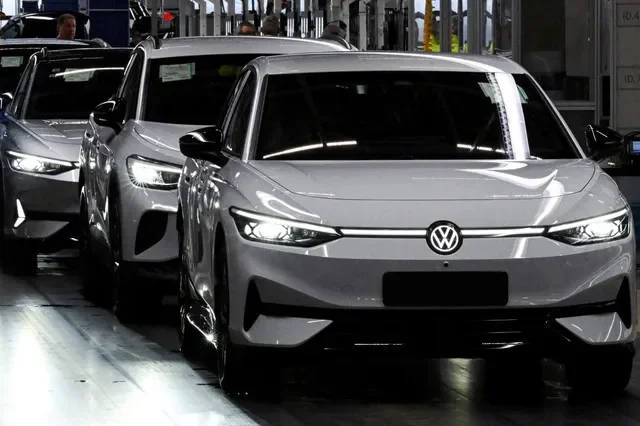 รถยนต์ไฟฟ้า Volkswagen ID.7 ที่โรงงานผลิตยานยนต์ไฟฟ้าหลักของ Volkswagen (VW) ในเมืองเอมเดน ประเทศเยอรมนี วันที่ 18 กุมภาพันธ์ 2025 REUTERS/Carmen Jaspersen/File Photo