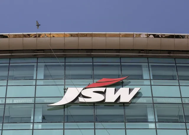 โลโก้ของ JSW ปรากฏอยู่ที่สำนักงานใหญ่ของบริษัทในมุมไบ ประเทศอินเดีย เมื่อวันที่ 11 กุมภาพันธ์ 2016 REUTERS/ดานิช ซิดดิกี
